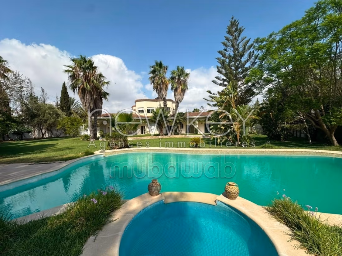 Bellissima casa in affitto a La Soukra. Superficie totale 2000 m². Piscina e servizio di concierge