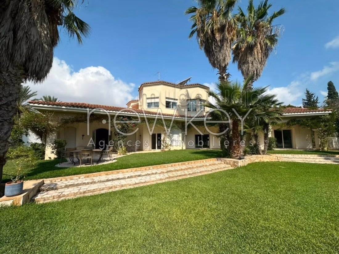 Bellissima casa in affitto a La Soukra. Superficie totale 2000 m². Piscina e servizio di concierge