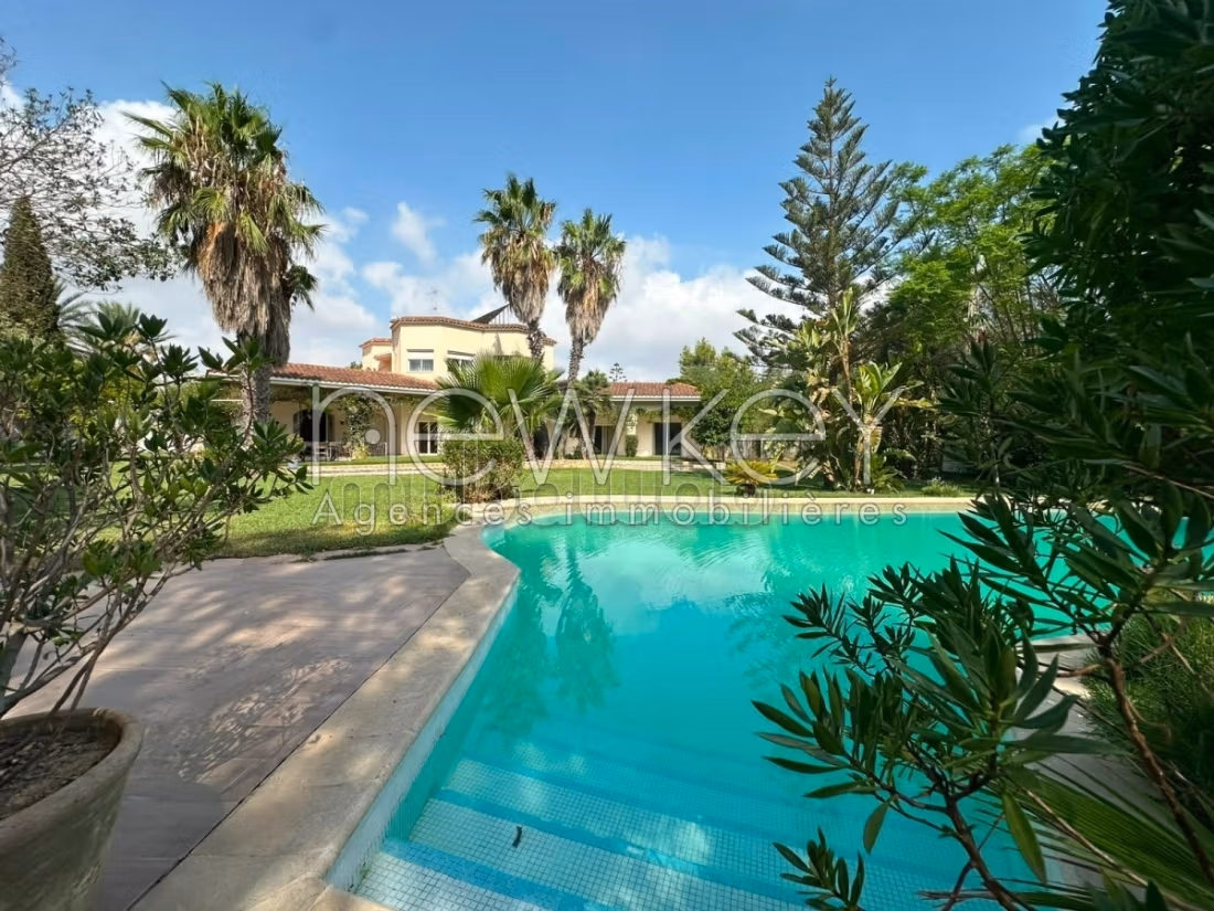 Bellissima casa in affitto a La Soukra. Superficie totale 2000 m². Piscina e servizio di concierge