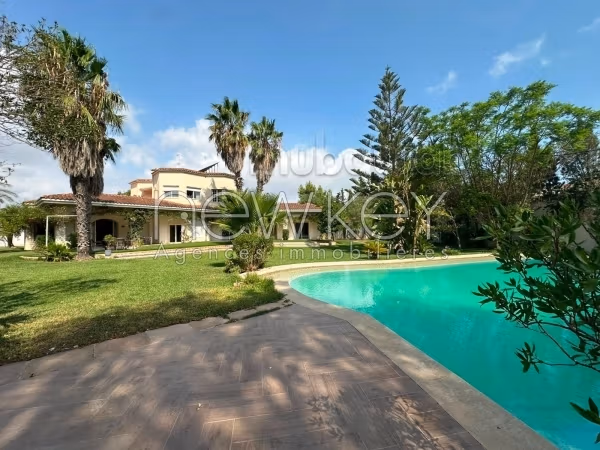 Find a house to rent in La Soukra. 6 lovely rooms. Green areas, Parking spaces for cars