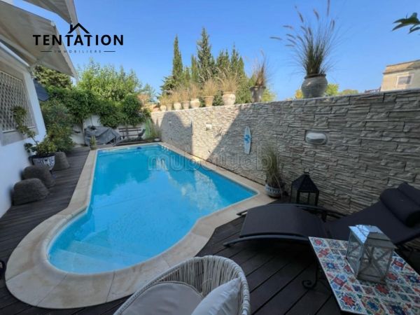 Beautiful apartment for sale in Sidi El Mahrsi. 3 comfortable rooms. Garage and terrace