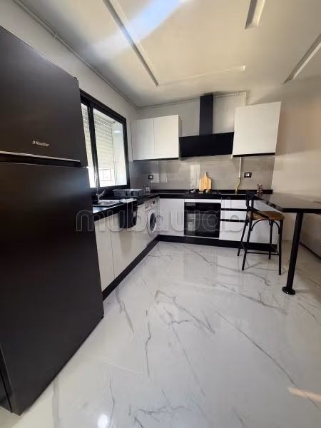 Splendido appartamento da affittare a Aouina. Superficie totale 100 m². Ascensore e posto auto