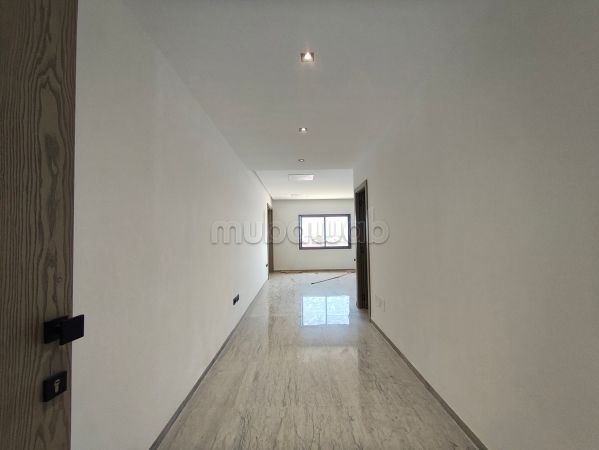 Bureaux en location à La Soukra. Surface totale 50 m². Fenêtres avec double vitrage et porte blindée