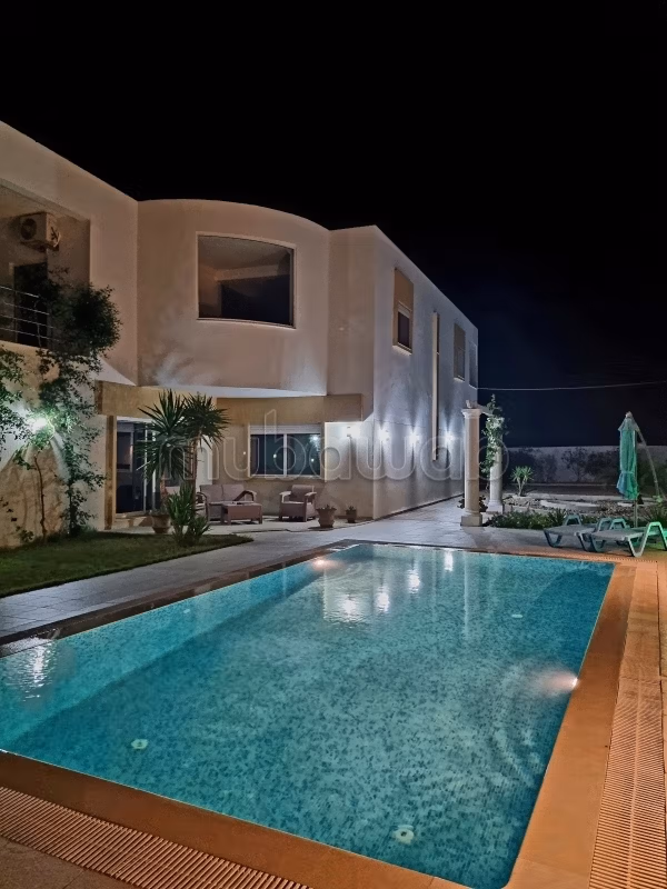Villa á vendre avec piscine, jardin, grand terrain.