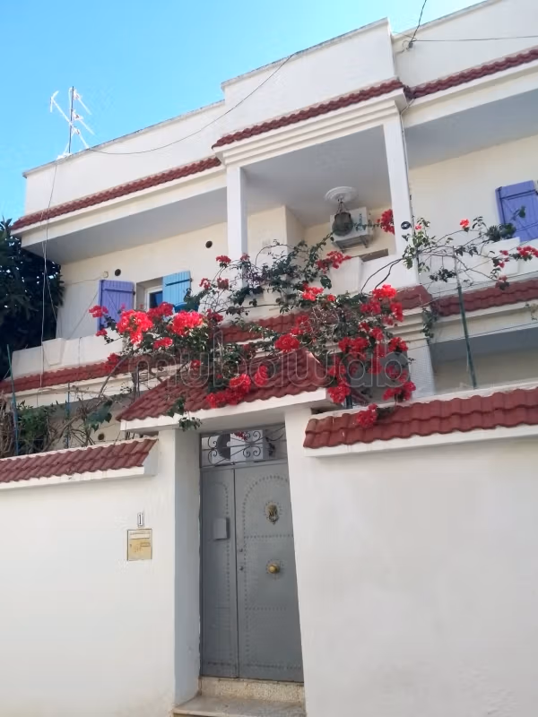 Vente maison. 4 belles chambres. Parking et terrasse