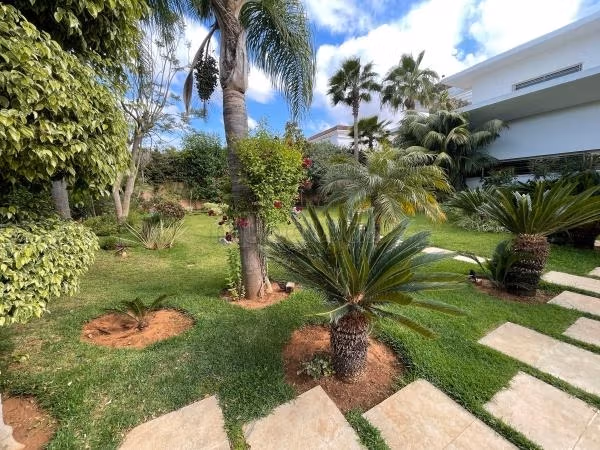 Villa's en luxe woningen om te kopen in Souissi. 8 Ruimtes. Terras en garage