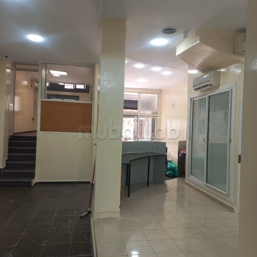 Offices & shops to rent in Mers Sultan. Large area 210 m²