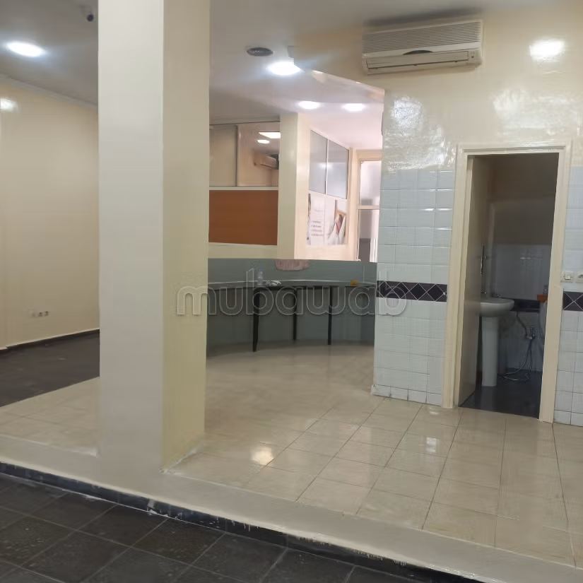 Offices & shops to rent in Mers Sultan. Large area 210 m²