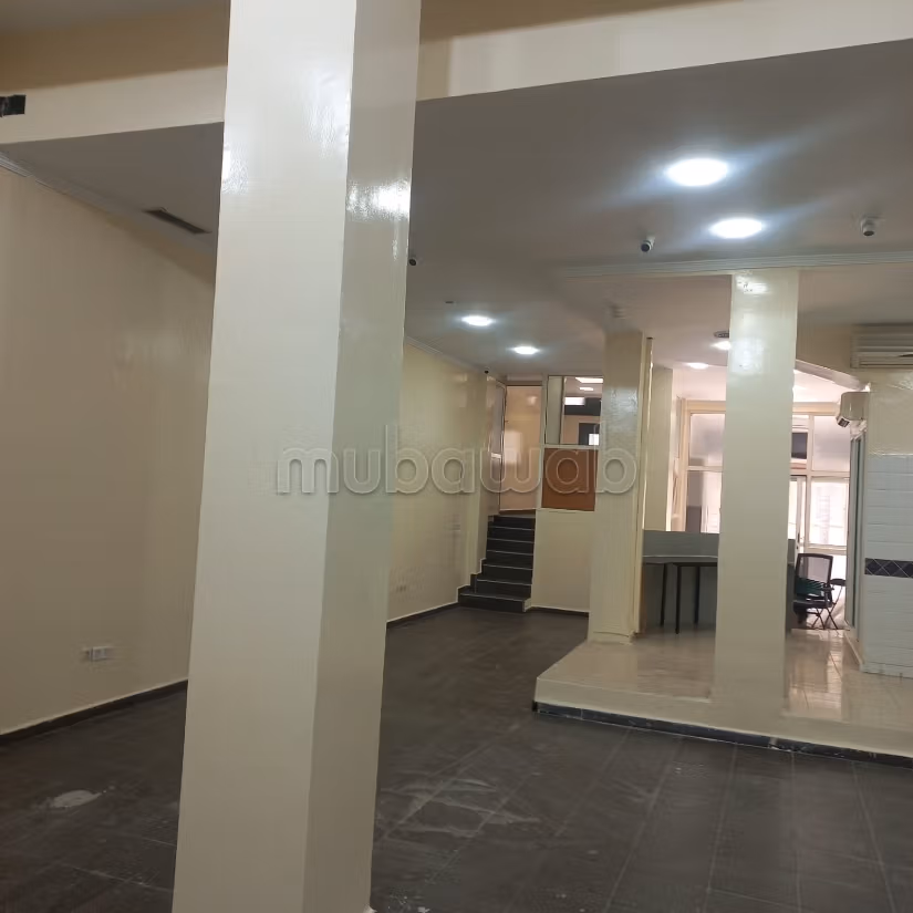 Offices & shops to rent in Mers Sultan. Large area 210 m²