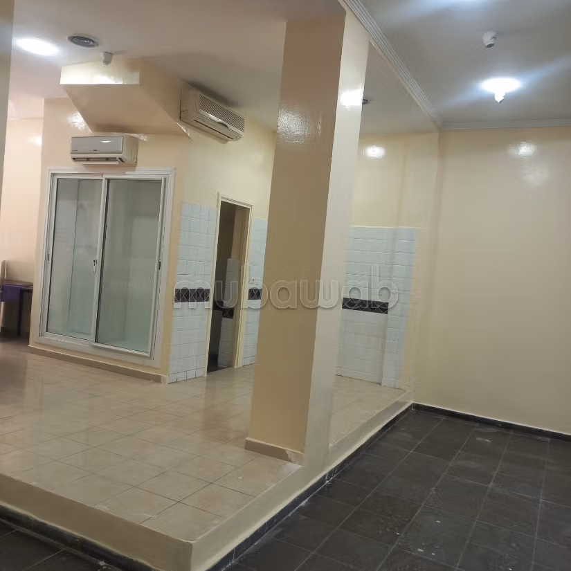 Offices & shops to rent in Mers Sultan. Large area 210 m²