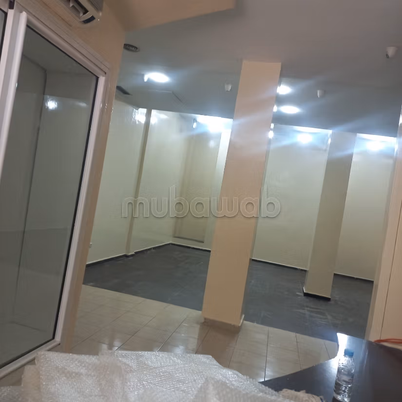 Offices & shops to rent in Mers Sultan. Large area 210 m²
