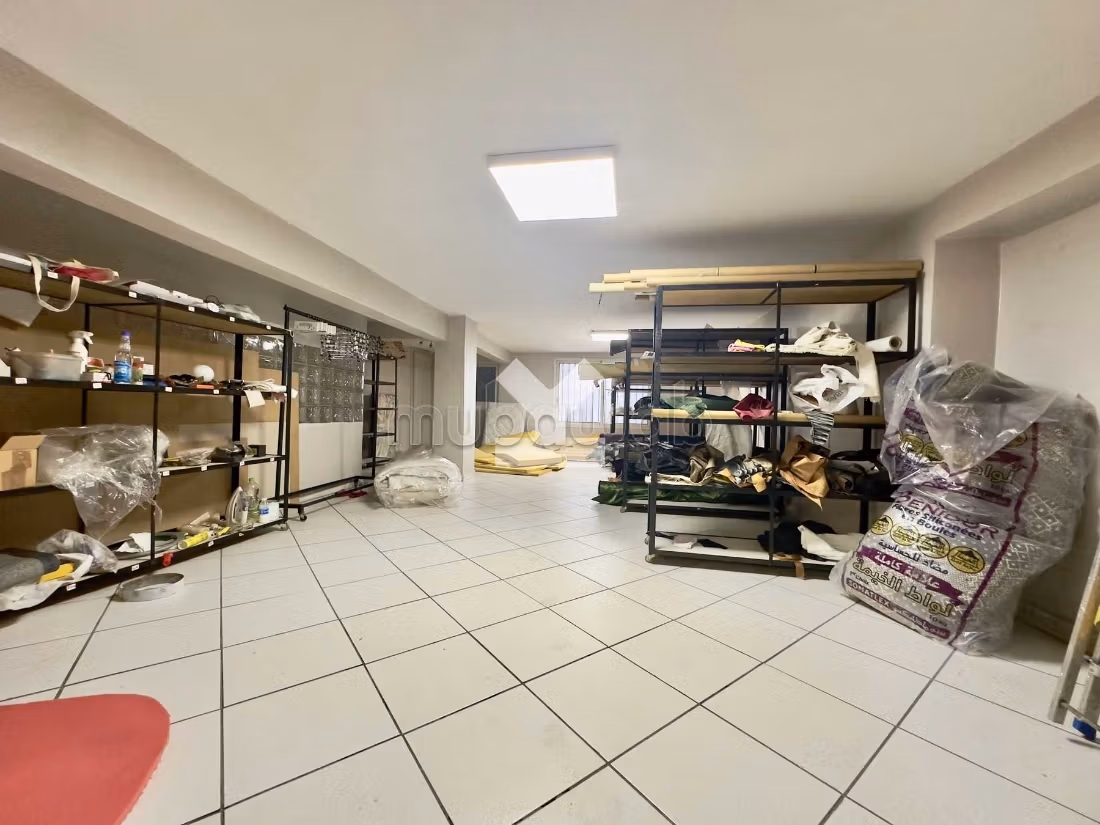 Offices & shops to rent in Les Hôpitaux. Total area 210 m². Car park