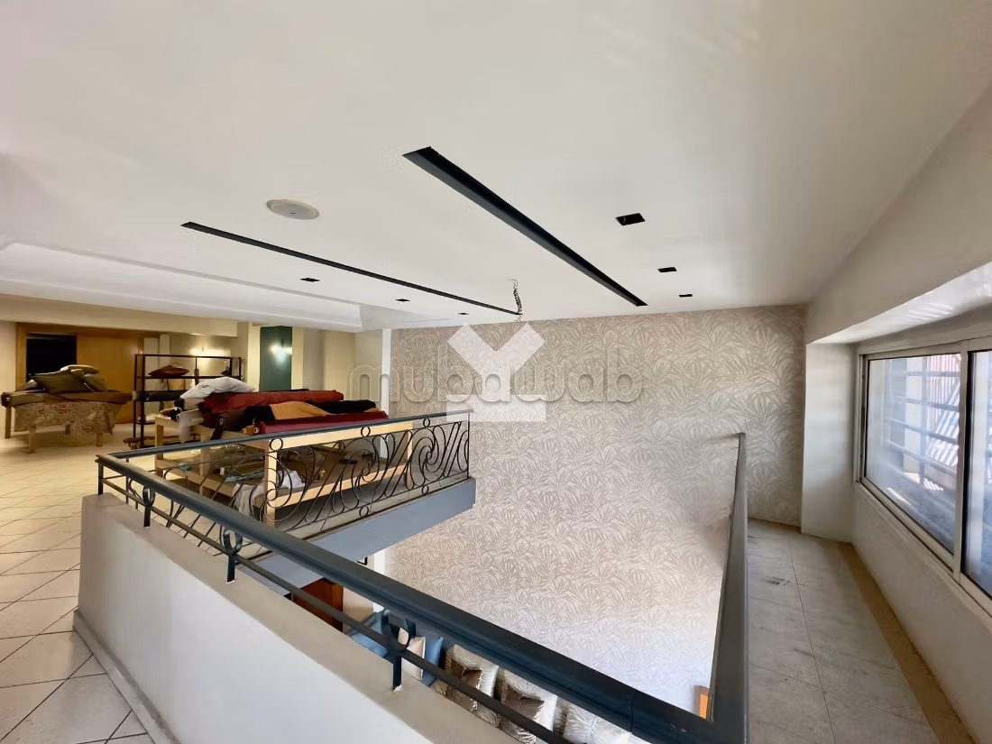 Offices & shops to rent in Les Hôpitaux. Total area 210 m². Car park