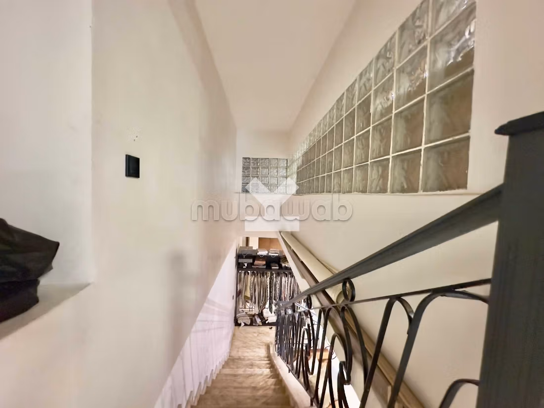 Offices & shops to rent in Les Hôpitaux. Total area 210 m². Car park