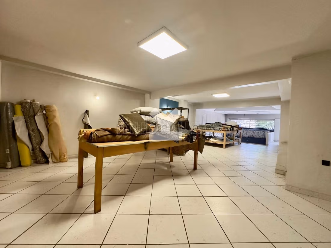 Offices & shops to rent in Les Hôpitaux. Total area 210 m². Car park