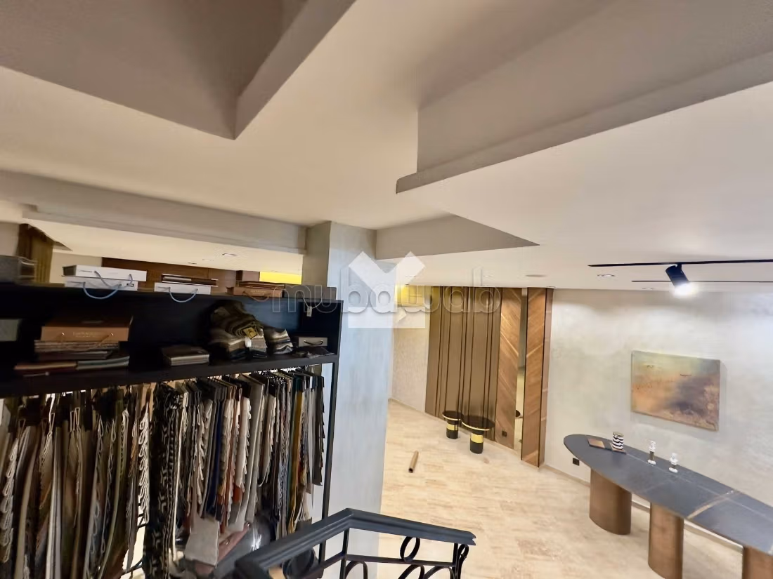 Offices & shops to rent in Les Hôpitaux. Total area 210 m². Car park
