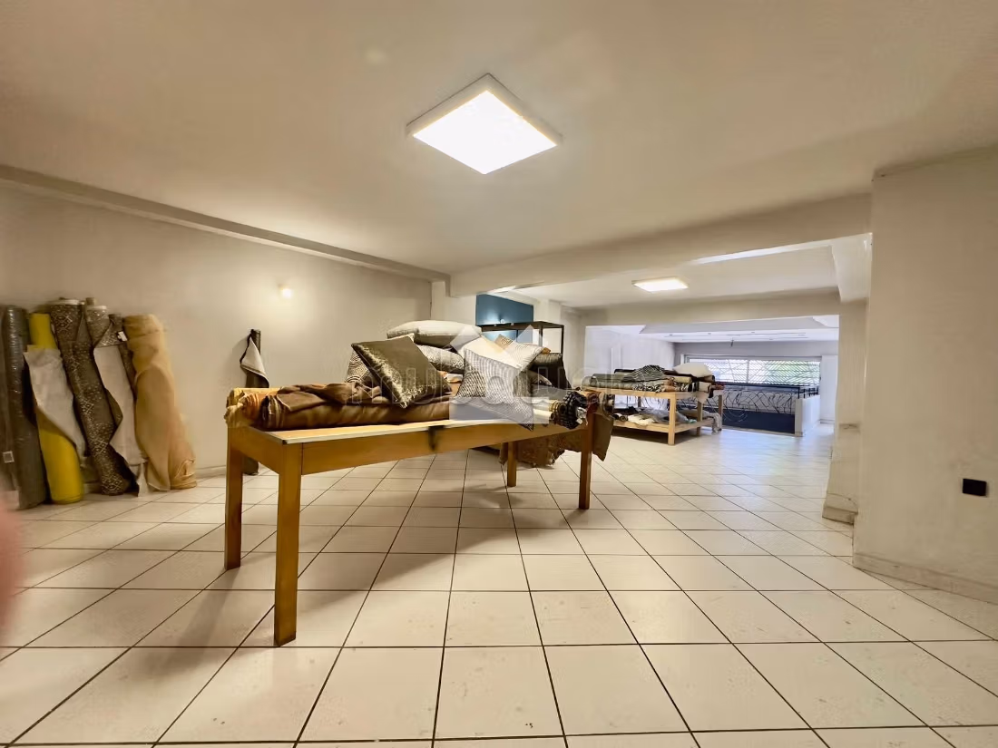 Offices & shops to rent in Les Hôpitaux. Total area 210 m². Car park