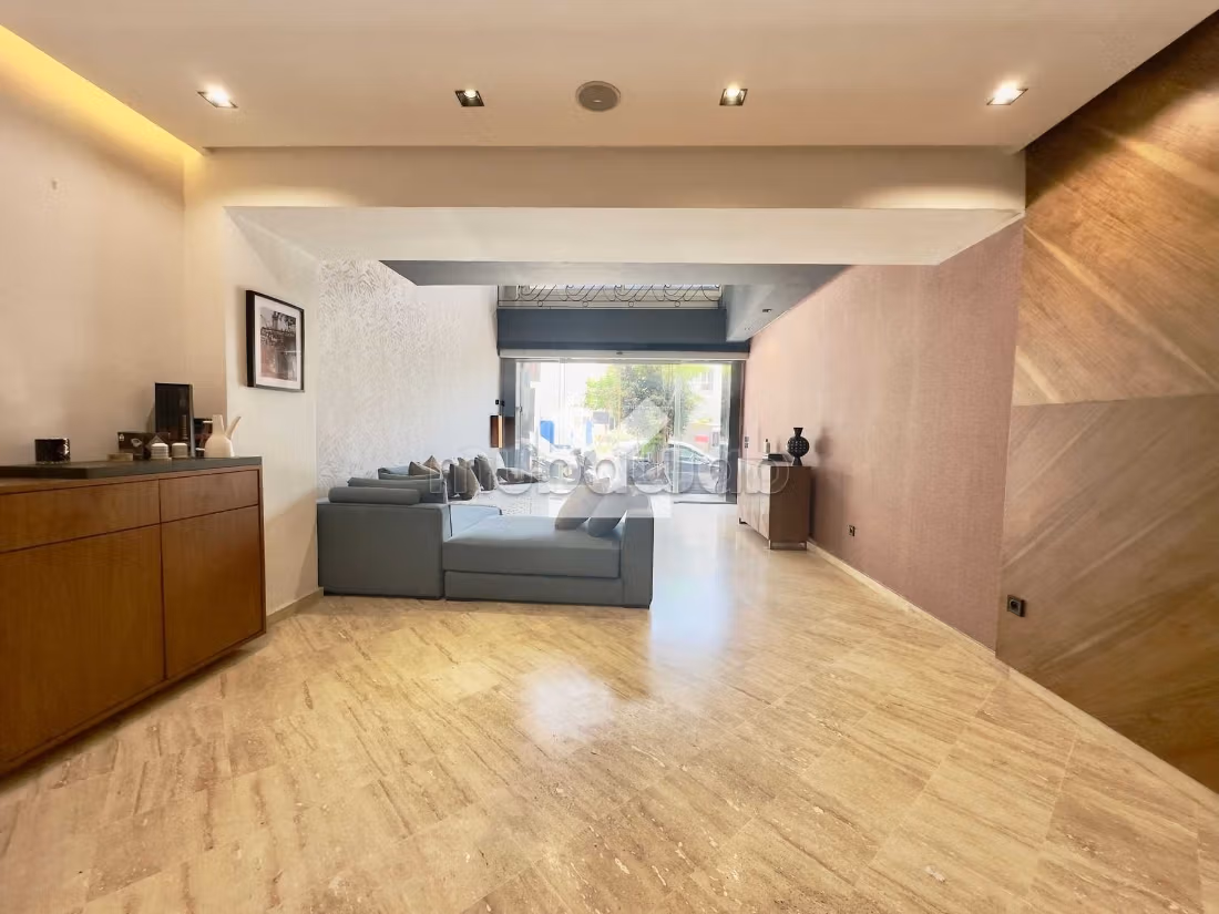 Offices & shops to rent in Les Hôpitaux. Total area 210 m². Car park