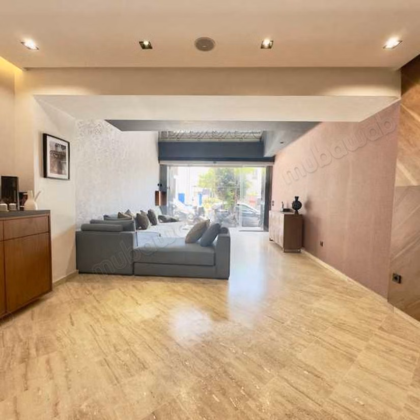 Local commercial à Louer de 210.0 m² à Casablanca, Hopitaux