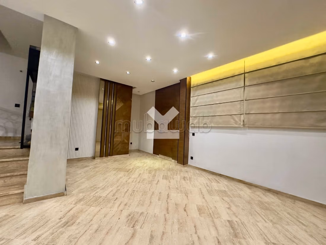 Offices & shops to rent in Les Hôpitaux. Total area 210 m². Car park