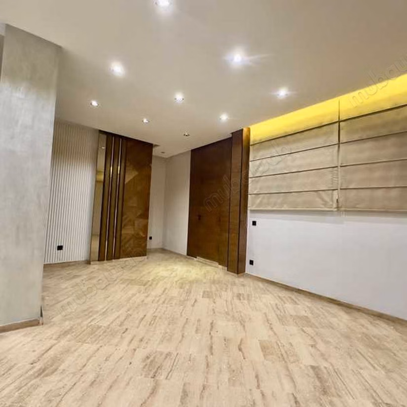 Local commercial à Louer de 210.0 m² à Casablanca, Hopitaux