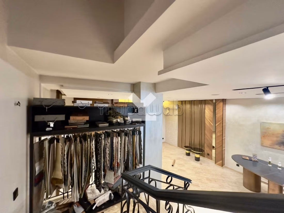 Offices & shops to rent in Les Hôpitaux. Total area 210 m². Car park