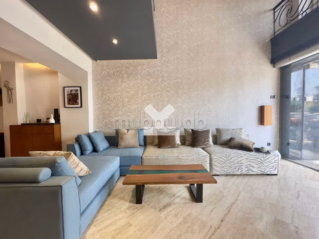 Offices & shops to rent in Les Hôpitaux. Total area 210 m². Car park