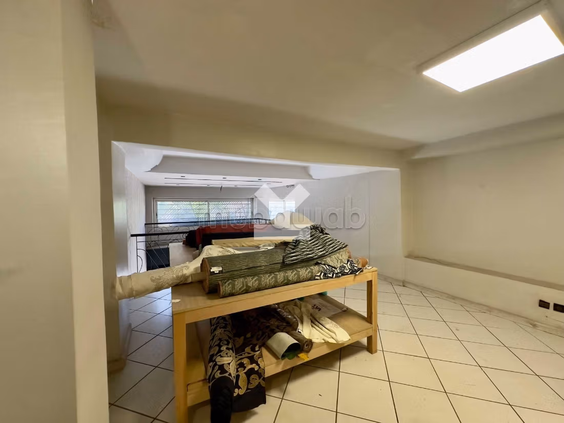 Offices & shops to rent in Les Hôpitaux. Total area 210 m². Car park