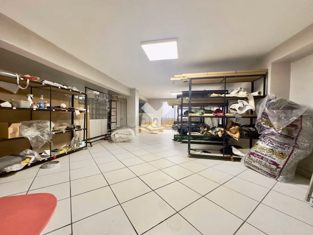 Offices & shops to rent in Les Hôpitaux. Total area 210 m². Car park
