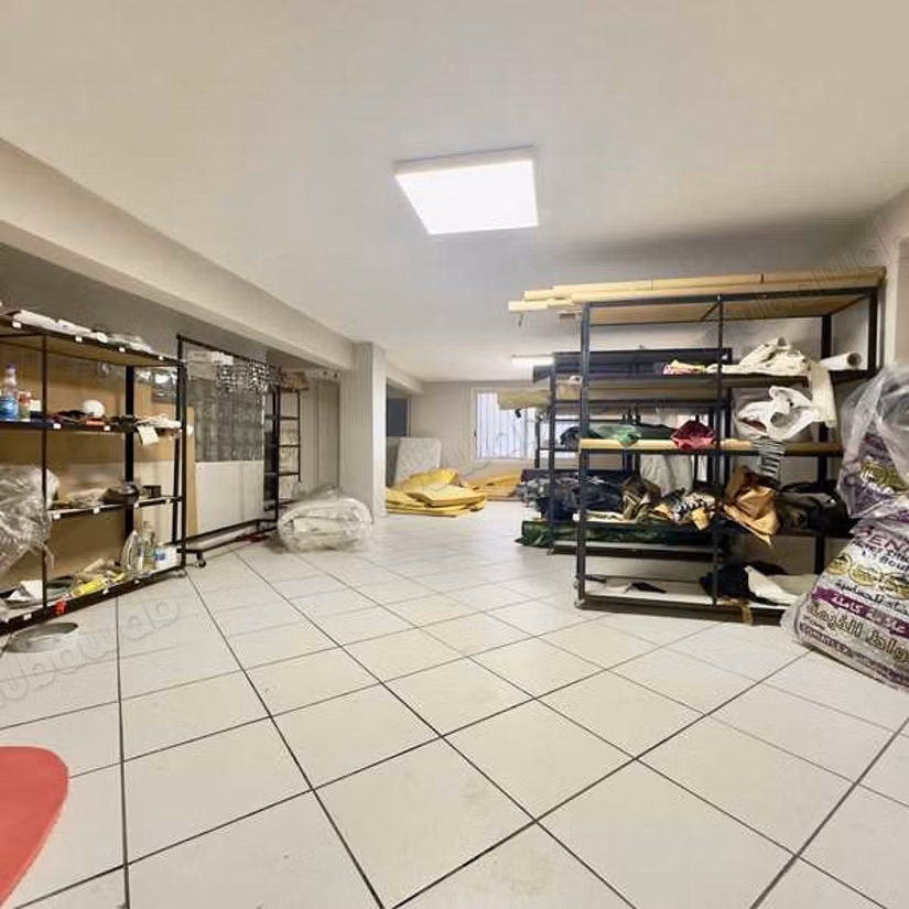 Local commercial à Louer de 210.0 m² à Casablanca, Hopitaux