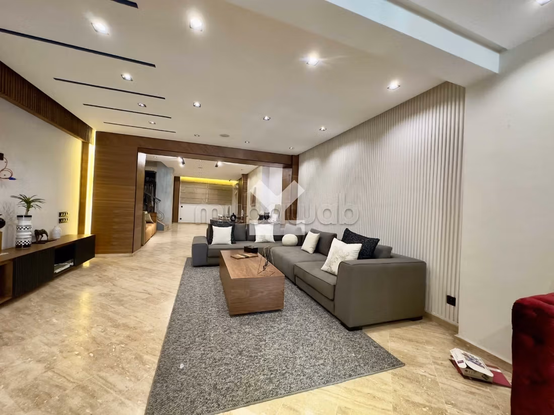Offices & shops to rent in Les Hôpitaux. Total area 210 m². Car park