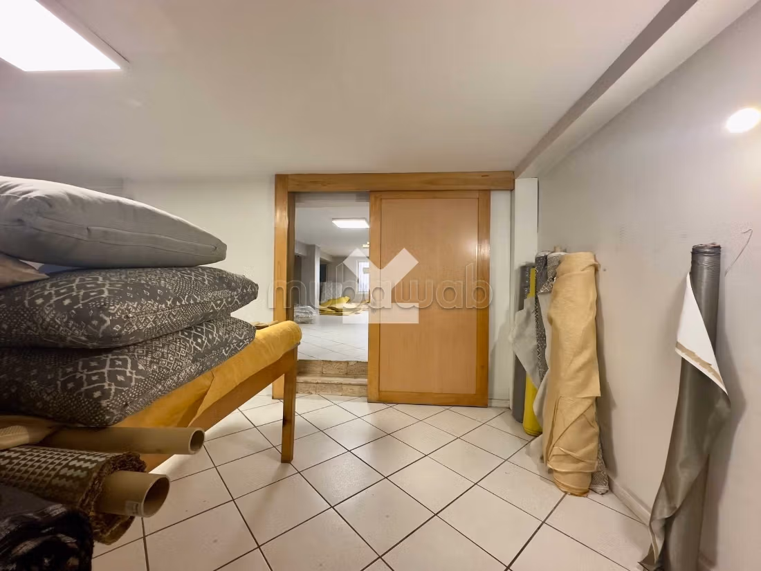 Offices & shops to rent in Les Hôpitaux. Total area 210 m². Car park