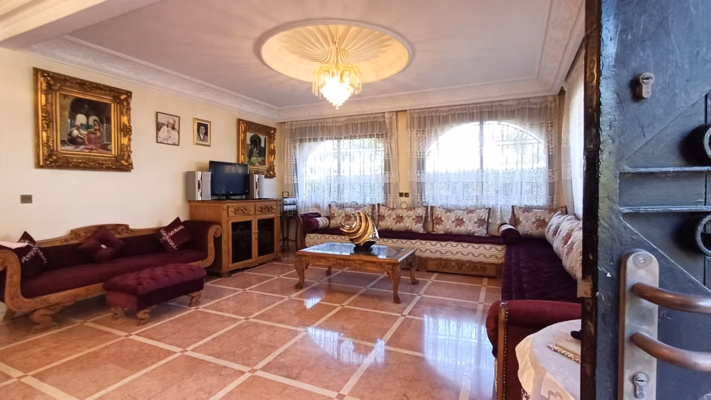 Suntuosa casa en venta en Hermitage. Dimensión 466 m². Terraza y jardin