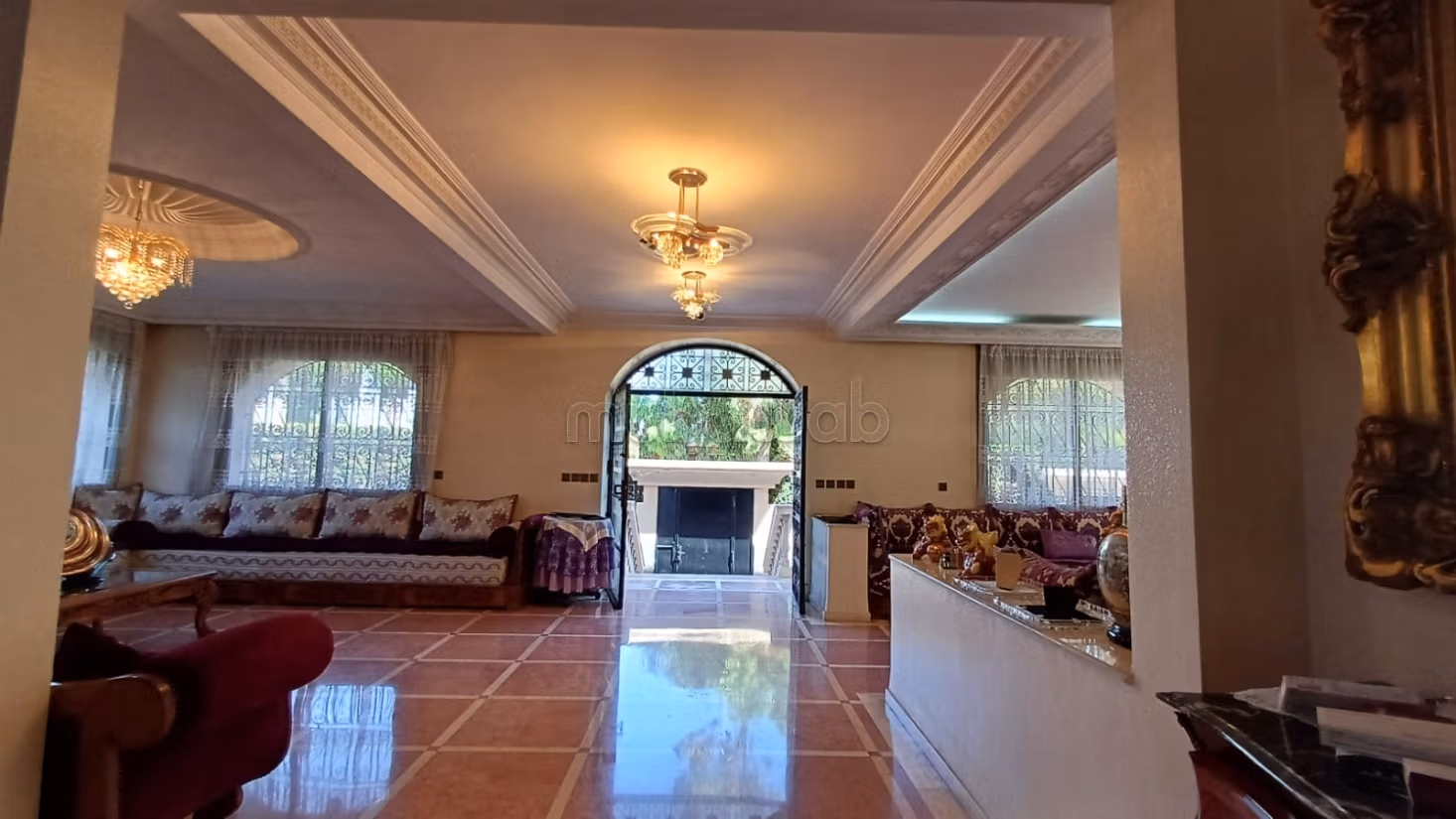 Suntuosa casa en venta en Hermitage. Dimensión 466 m². Terraza y jardin