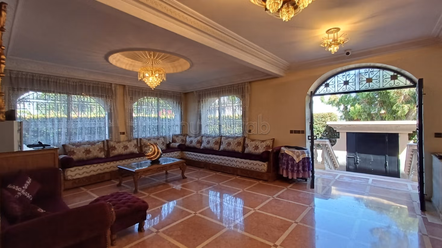Suntuosa casa en venta en Hermitage. Dimensión 466 m². Terraza y jardin