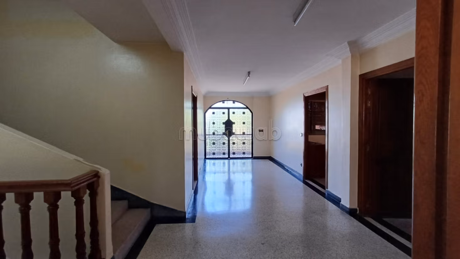 Suntuosa casa en venta en Hermitage. Dimensión 466 m². Terraza y jardin