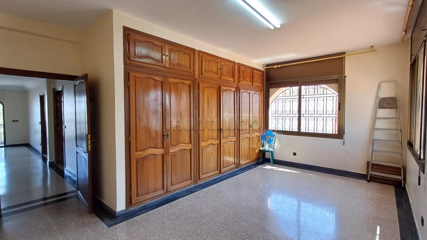 Suntuosa casa en venta en Hermitage. Dimensión 466 m². Terraza y jardin