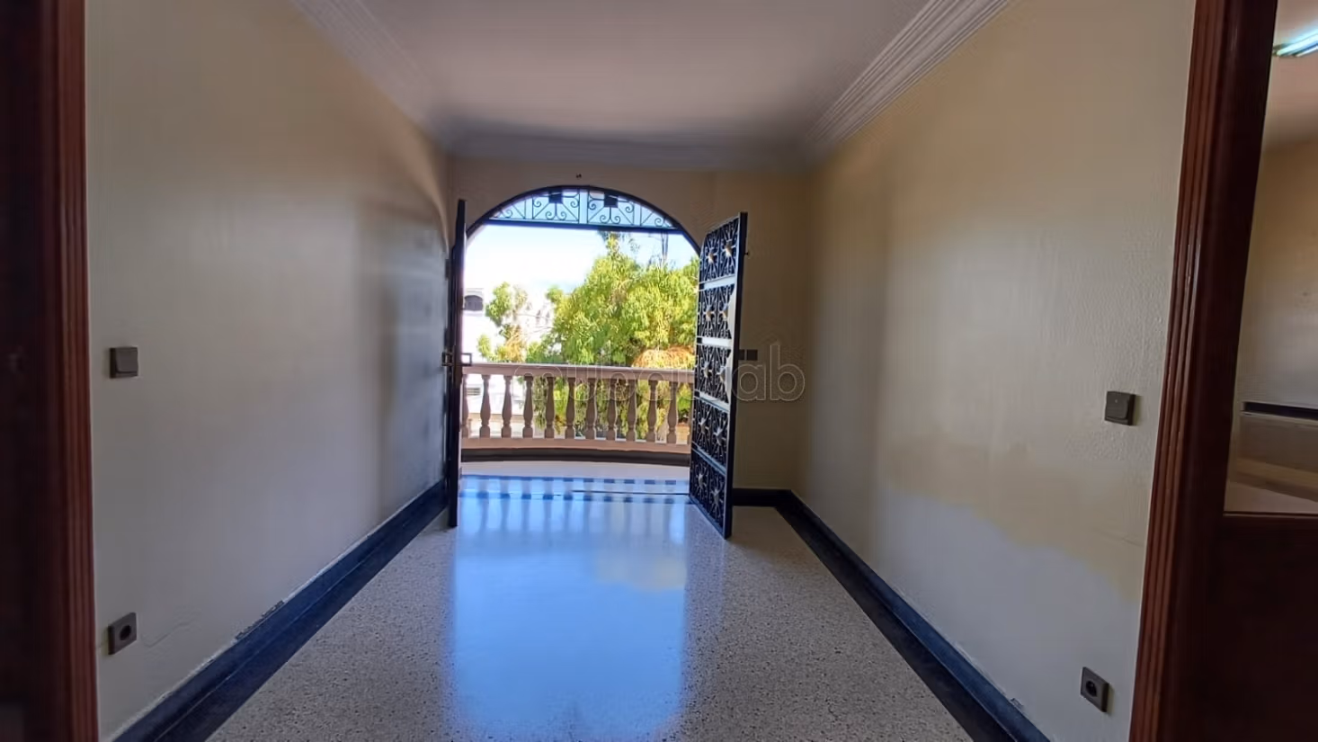 Suntuosa casa en venta en Hermitage. Dimensión 466 m². Terraza y jardin