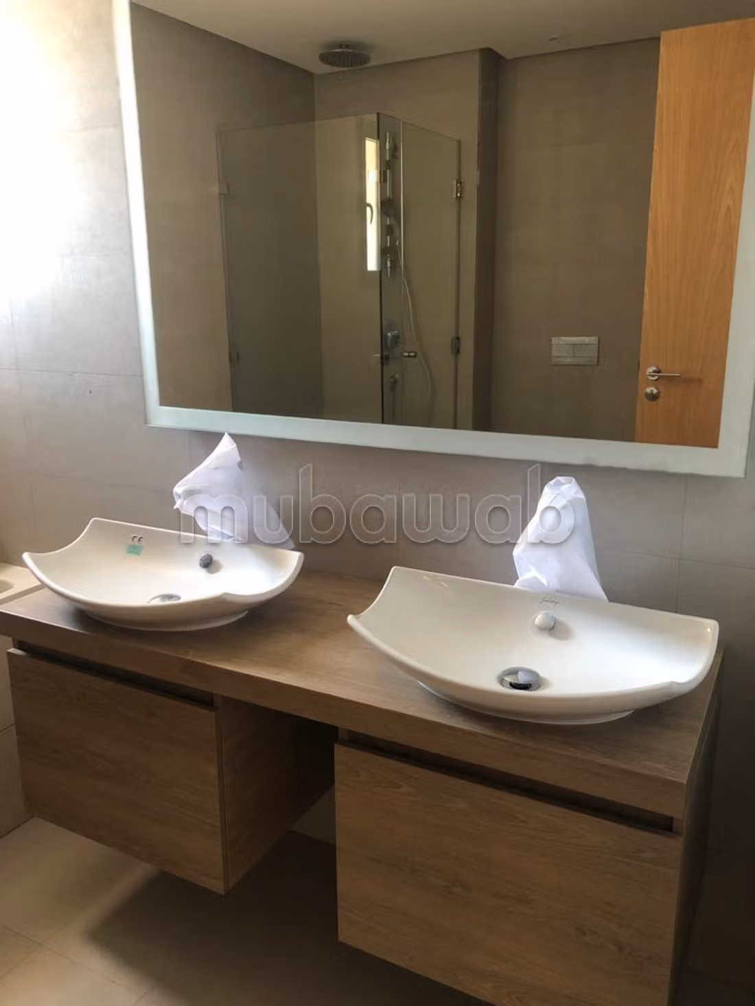 Appartement en location à Casablanca Marina. 
2 chambres. 
Meublé