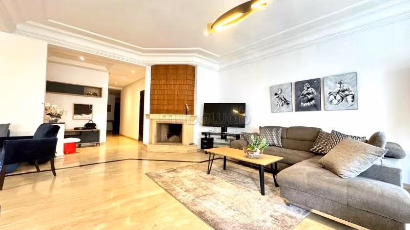 Encuentra un piso en alquiler en Triangle d'Or. 4 habitaciones confortables. Bien amueblado