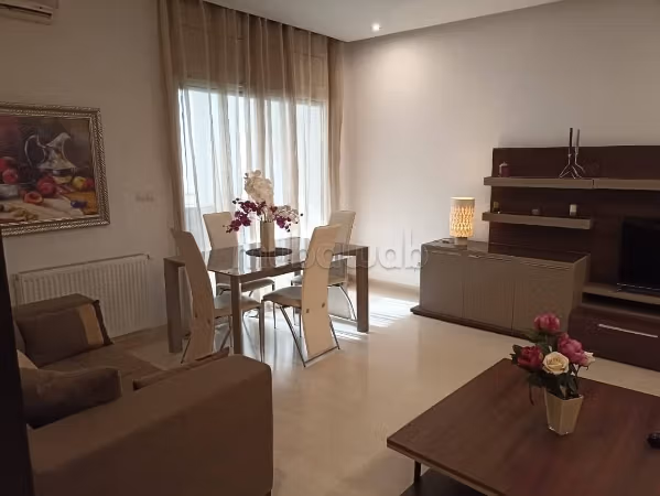 Comodo ufficio in affitto a La Perle du Lac 1. Superficie di 73 m². Finestre con doppi vetri e porta blindata
