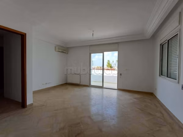 Comodo ufficio in affitto a La Perle du Lac 1. Superficie di 73 m². Finestre con doppi vetri e porta blindata