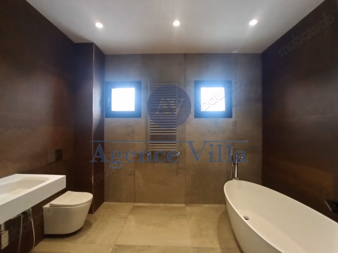 Une villa à la soukra avec piscine