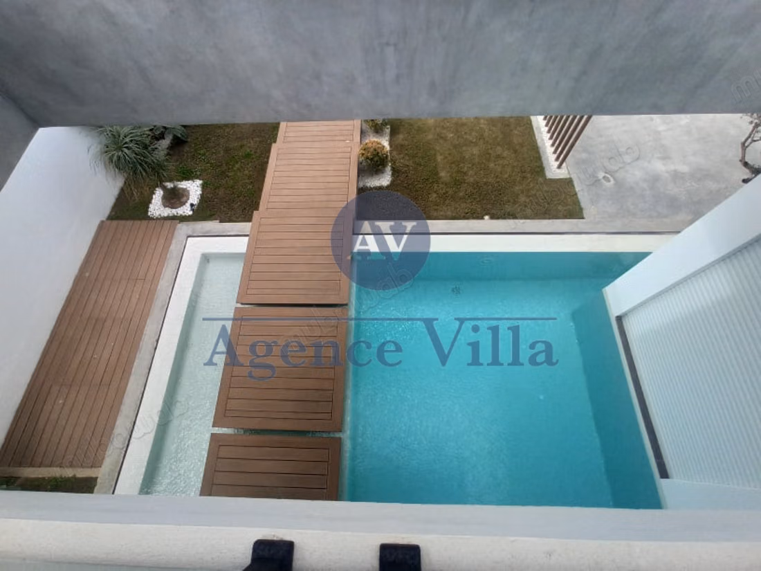 Une villa à la soukra avec piscine