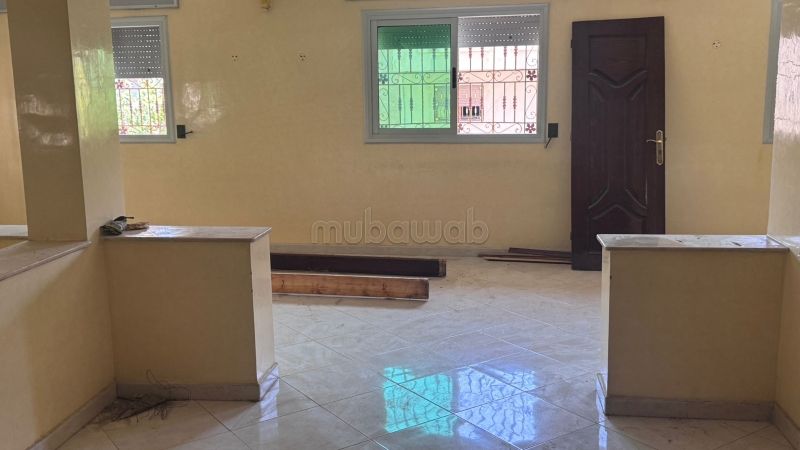 Huren: commercieel vastgoed in Aouama Gharbia. Totale oppervlakte 110 m². Verstevigde deur en dubbel glas