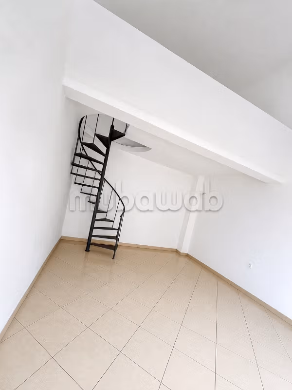 Oficinas y locales comerciales en venta. Gran superficie 21 m²