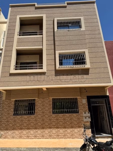 Encuentra tu próxima casa. 6 dormitorios. Salón marroquí y antena parabólica