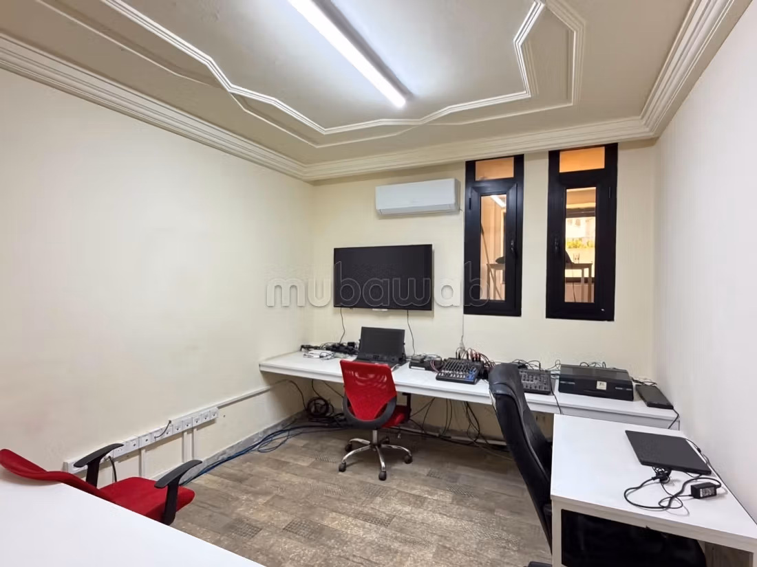 Ufficio disponibile in affitto a El Menzah 6. Superficie 620 m². Riscaldamento e porta blindata