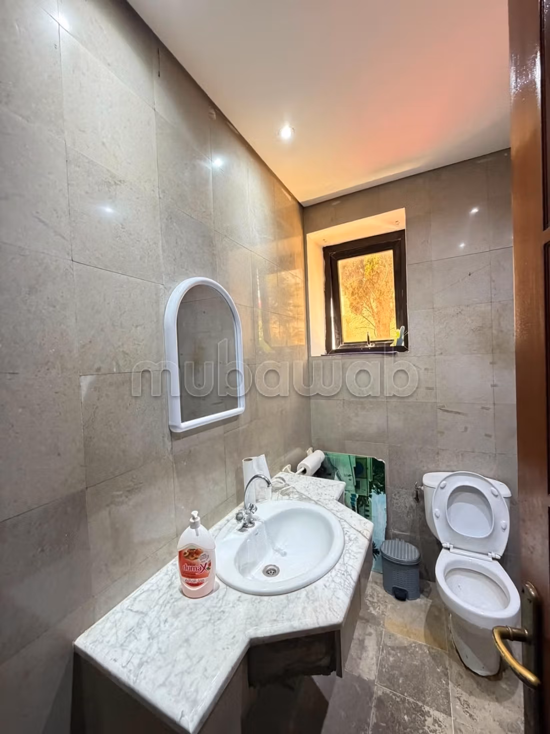 Ufficio disponibile in affitto a El Menzah 6. Superficie 620 m². Riscaldamento e porta blindata