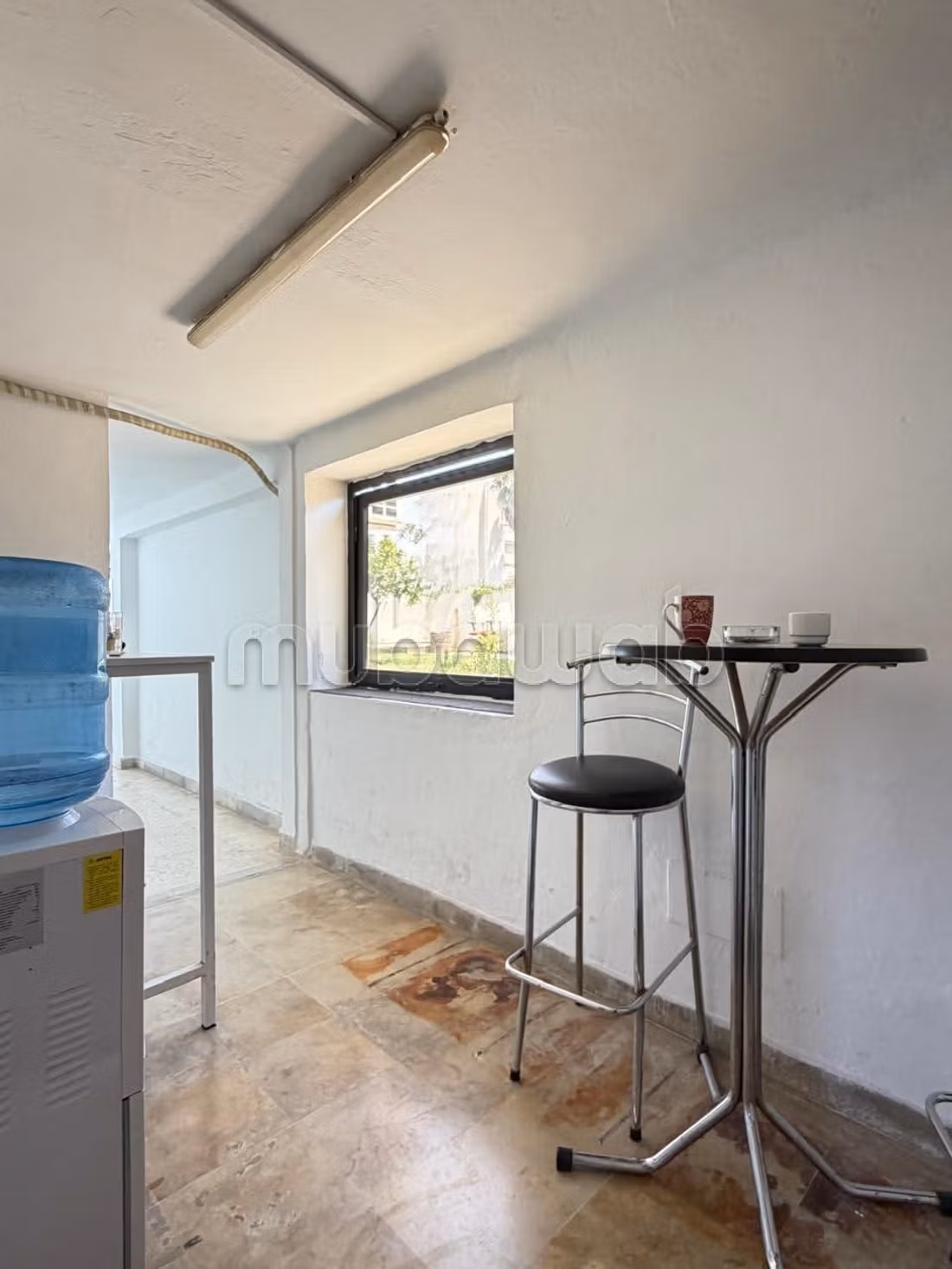 Ufficio disponibile in affitto a El Menzah 6. Superficie 620 m². Riscaldamento e porta blindata
